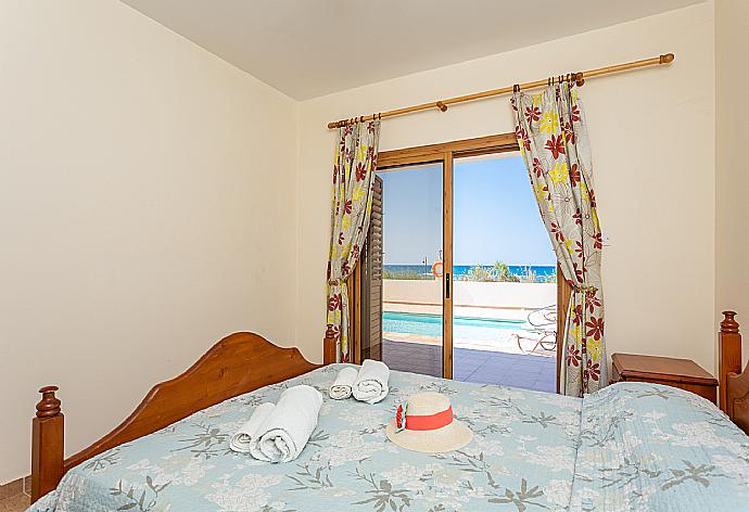 Double bedroom with en suite bedroom and A/C . - Achilles Beach Villa . (Galería de imágenes) }}