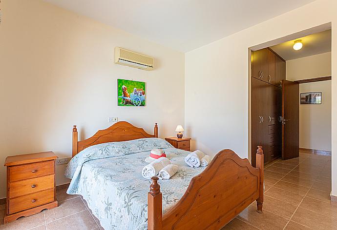 Double bedroom with en suite bedroom and A/C . - Achilles Beach Villa . (Galerie de photos) }}