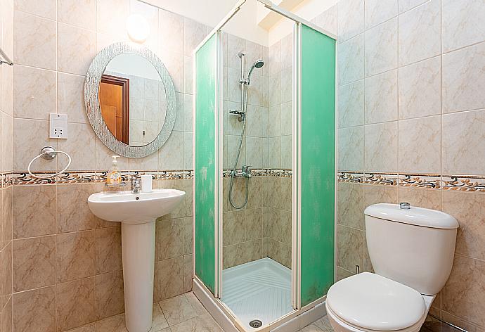 En suite bathroom with shower . - Achilles Beach Villa . (Галерея фотографий) }}