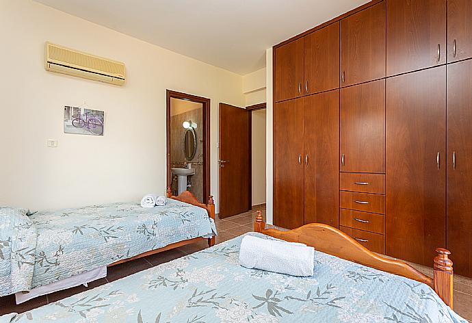 Twin bedroom with en suite bathroom and A/C . - Achilles Beach Villa . (Galleria fotografica) }}