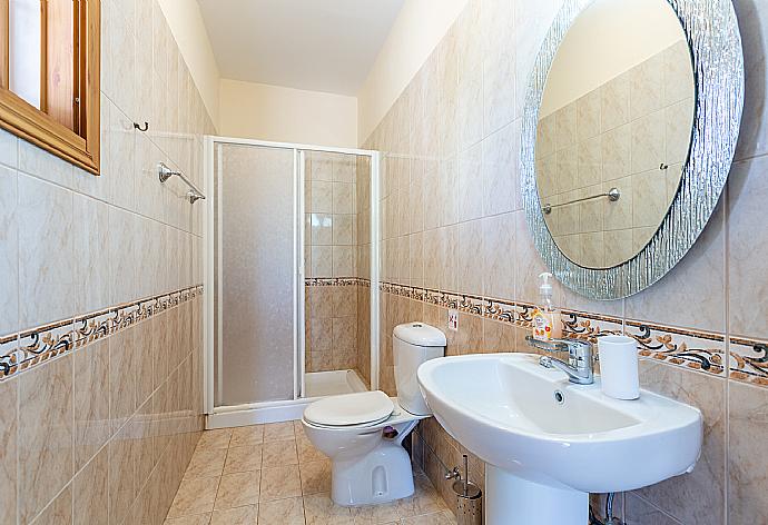 En suite bathroom with shower . - Achilles Beach Villa . (Galleria fotografica) }}