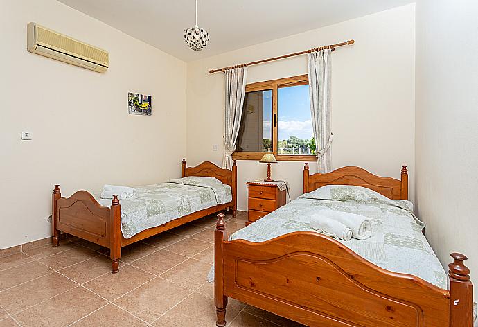 Twin bedroom with A/C . - Achilles Beach Villa . (Fotogalerie) }}