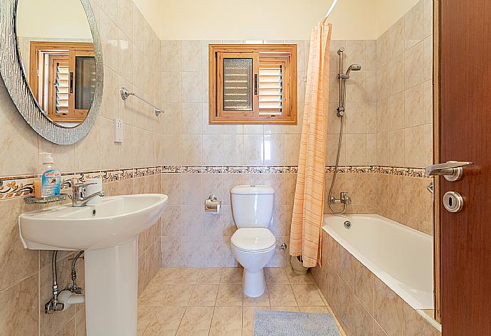 Family bathroom with bath and shower . - Achilles Beach Villa . (Fotogalerie) }}