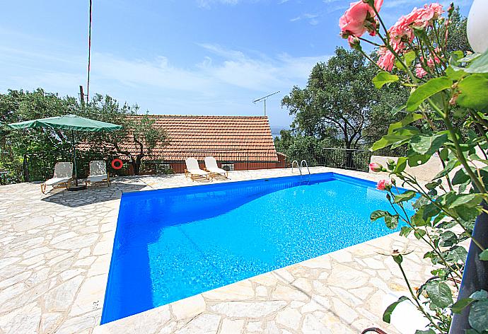Private pool with terrace area . - Villa Yannakis . (Photo Gallery) }}