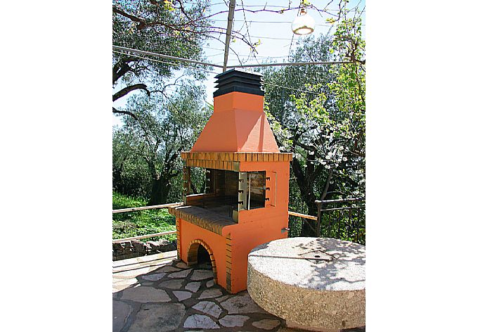 Terrace area with BBQ . - Villa Yannakis . (Photo Gallery) }}