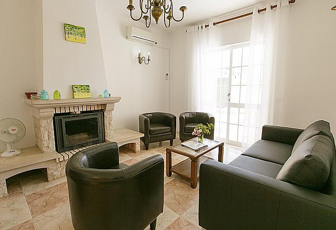 Living room with WiFi, satellite TV and DVD player . - Villa Vista Mar . (Photo Gallery) }}