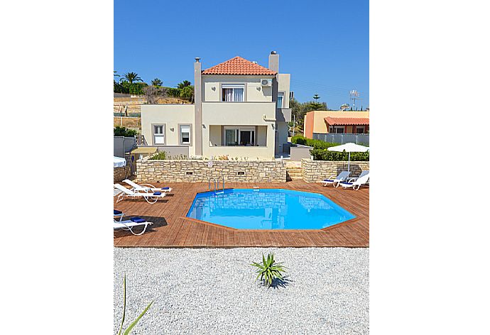 Private pool with terrace area . - Villa Lilium . (Fotogalerie) }}