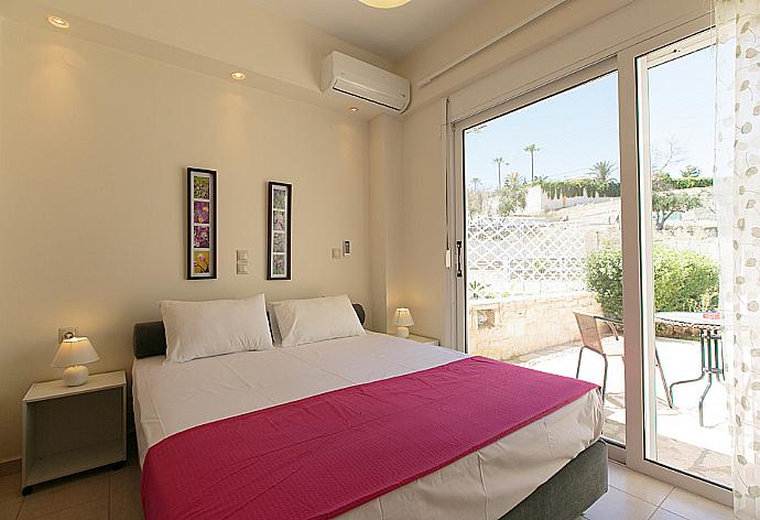 Double bedroom with A/C and terrace access . - Villa Lilium . (Fotogalerie) }}