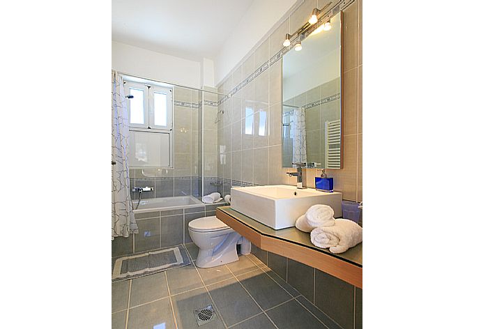 Bathroom with bath and overhead shower . - Villa Lilium . (Galerie de photos) }}
