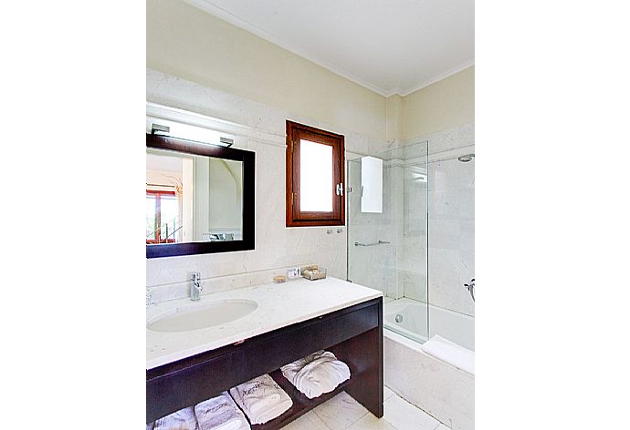 Bathroom . - Villa Gorgona . (Photo Gallery) }}