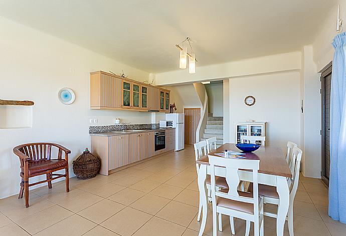 Open-plan living room with sofa, dining area, equipped kitchen, ornamental fireplace, A/C, WiFi internet, satellite TV, and terrace access . - Villa Almira . (Galleria fotografica) }}