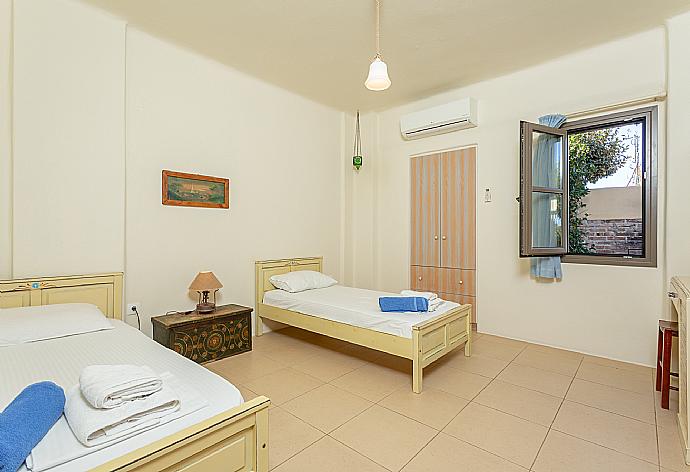 Twin bedroom with A/C . - Villa Almira . (Galleria fotografica) }}