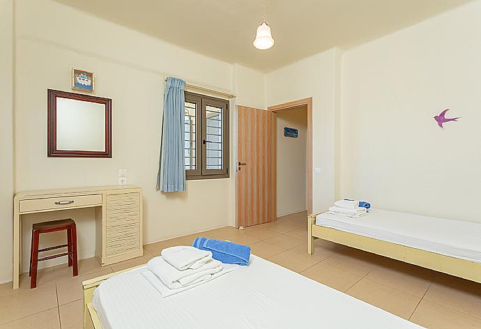 Twin bedroom with A/C . - Villa Almira . (Galleria fotografica) }}