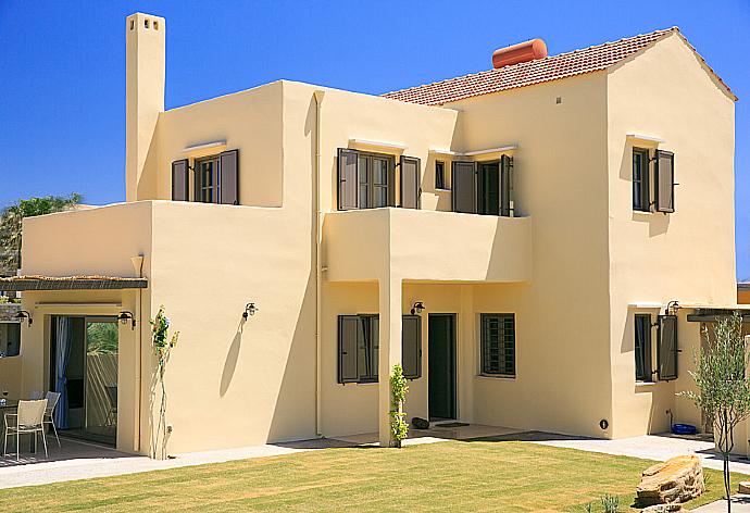 Terrace and garden . - Villa Almira . (Fotogalerie) }}