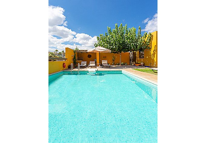 Private pool and terrace . - Villa Liakada . (Galería de imágenes) }}