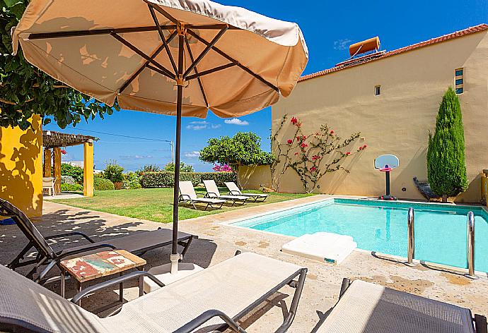 Private pool and terrace . - Villa Liakada . (Galería de imágenes) }}