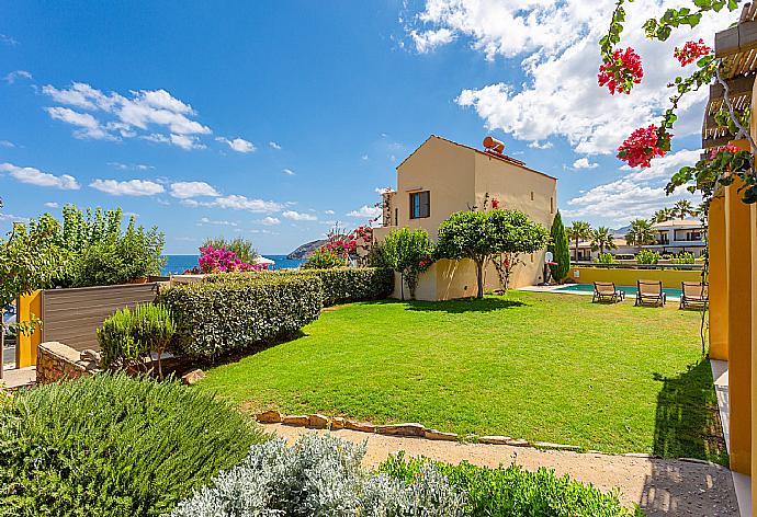 Garden area . - Villa Liakada . (Galería de imágenes) }}