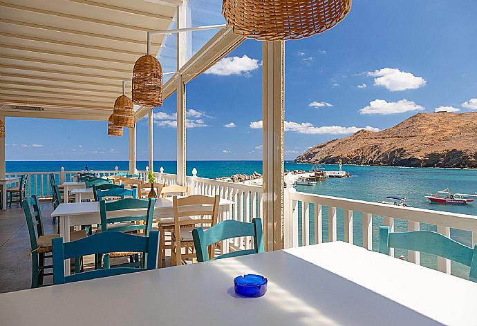 Local taverna in Panormos . - Villa Liakada . (Galería de imágenes) }}