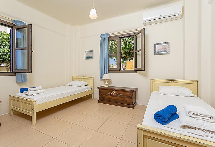 Twin bedroom with A/C . - Villa Liakada . (Photo Gallery) }}