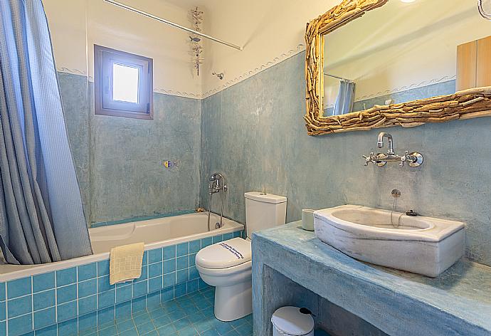 Family bathroom with bath and shower . - Villa Liakada . (Galería de imágenes) }}