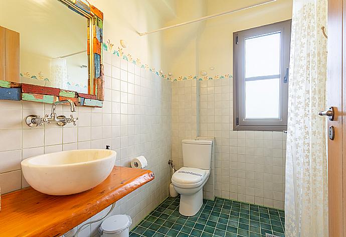 Family bathroom with shower . - Villa Liakada . (Galleria fotografica) }}