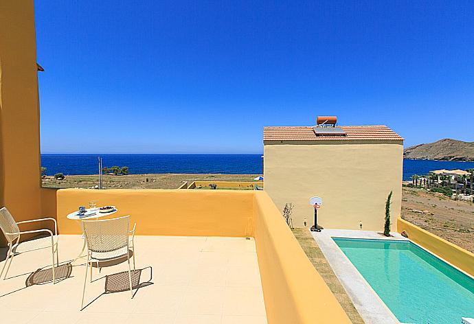 Balcony with views . - Villa Liakada . (Fotogalerie) }}