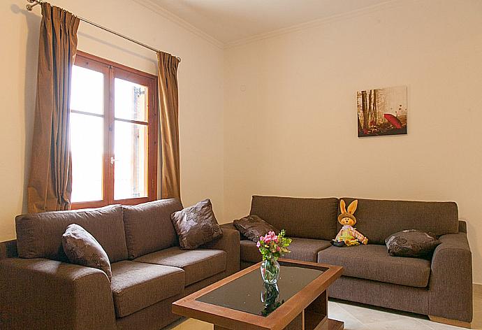 Living room with WiFi, TV and DVD player . - Villa Christina . (Photo Gallery) }}