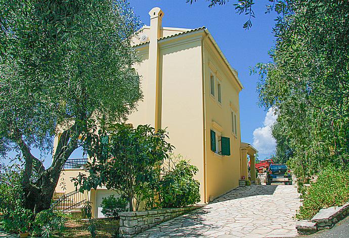 Villa entrance . - Villa Spyros . (Photo Gallery) }}