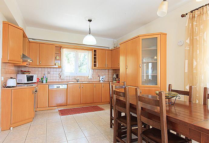 Equipped kitchen and dining area . - Villa Spyros . (Photo Gallery) }}