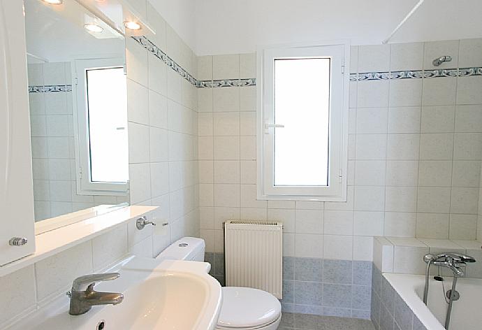 Bathroom with bath . - Villa Spyros . (Photo Gallery) }}