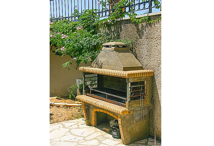 Terrace area with BBW . - Villa Spyros . (Photo Gallery) }}