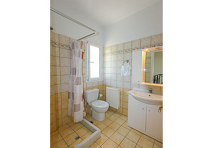 Bathroom with shower . - Villa Spyros . (Photo Gallery) }}