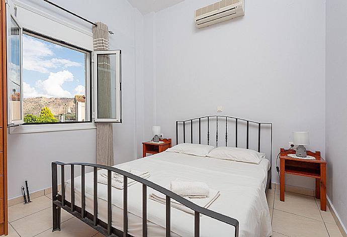 Double bedroom with A/C and balcony access . - Villa Giannis . (Galerie de photos) }}