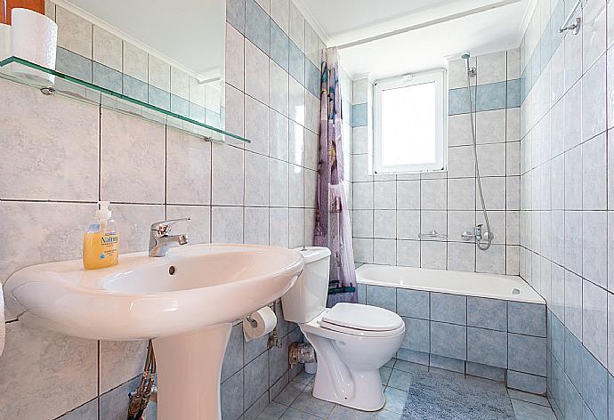 Family bathroom with bath and shower . - Villa Giannis . (Photo Gallery) }}