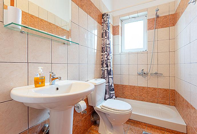 Family bathroom with shower . - Villa Giannis . (Galería de imágenes) }}