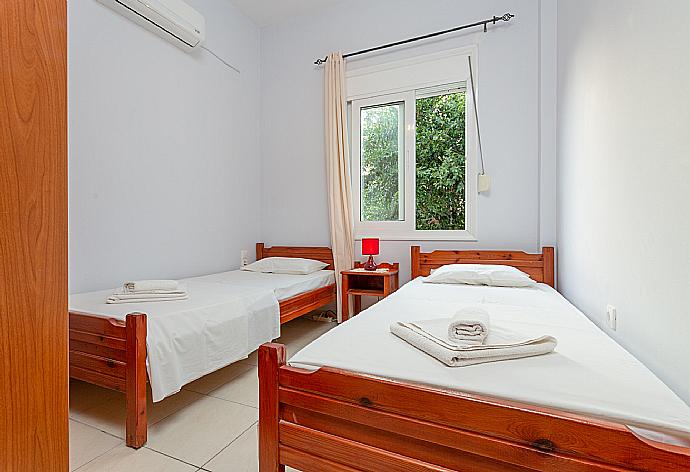 Twin bedroom with A/C . - Villa Giannis . (Photo Gallery) }}