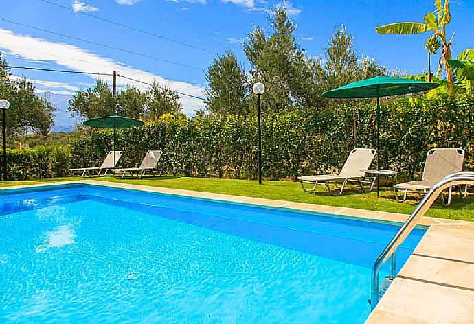 Private pool with terrace and garden . - Villa Giannis . (Галерея фотографий) }}