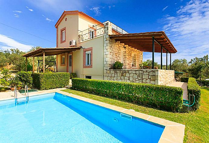 Private pool with terrace and garden . - Villa Giannis . (Galleria fotografica) }}