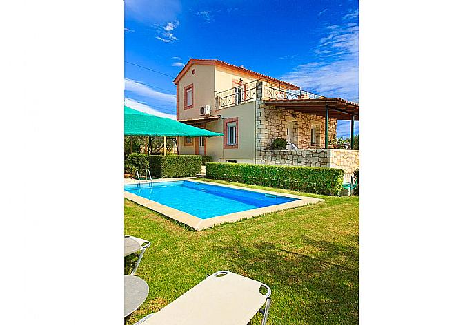 Private pool and terrace . - Villa Giannis . (Galería de imágenes) }}