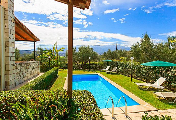 Private pool with terrace and garden . - Villa Giannis . (Galería de imágenes) }}