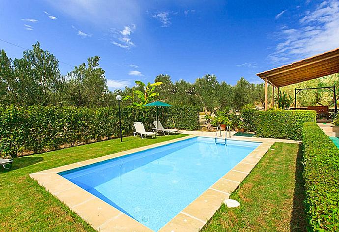 Private pool with terrace and garden . - Villa Giannis . (Photo Gallery) }}