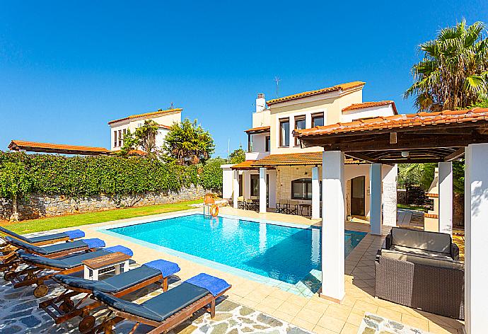 Beautiful villa with private pool and terrace . - Ekklisies Dio . (Галерея фотографий) }}