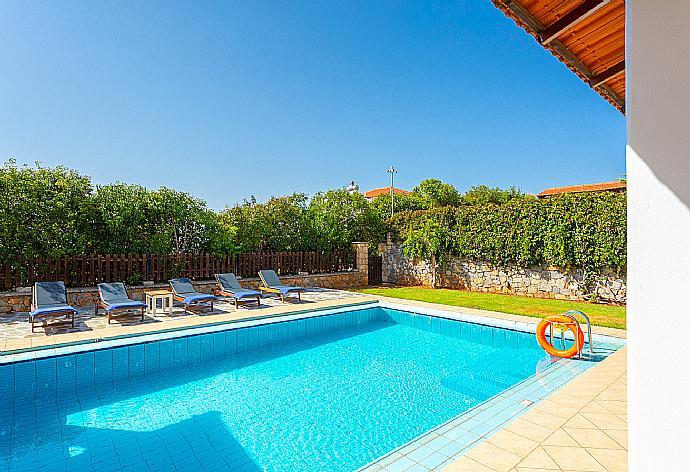 Private pool and terrace . - Ekklisies Dio . (Fotogalerie) }}