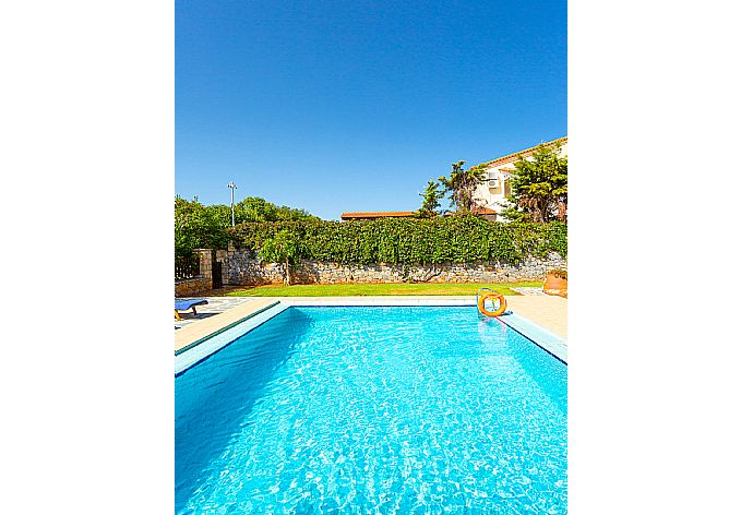 Private pool and terrace . - Ekklisies Dio . (Fotogalerie) }}