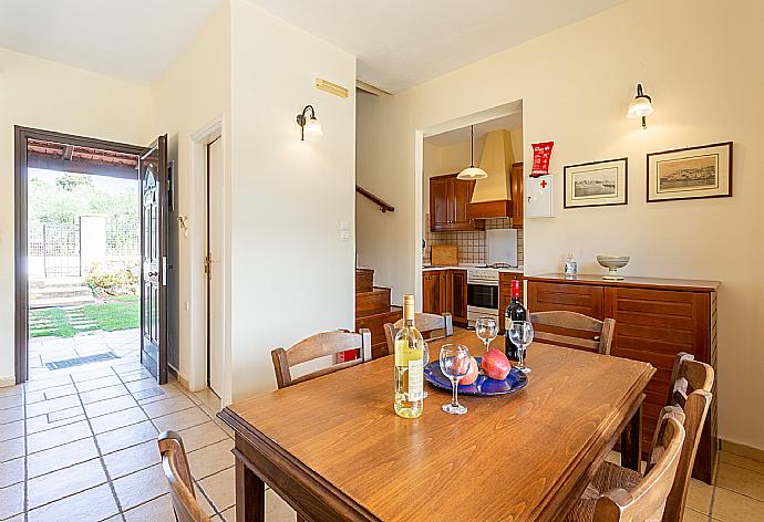 Living room with sofas, dining area, ornamental fireplace, satellite TV, WiFi Internet, DVD player, and terrace access . - Ekklisies Dio . (Fotogalerie) }}