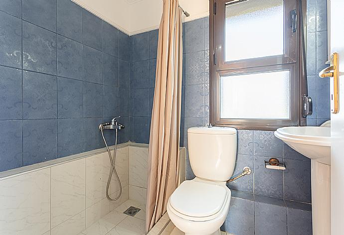 Family bathroom with shower . - Ekklisies Dio . (Fotogalerie) }}