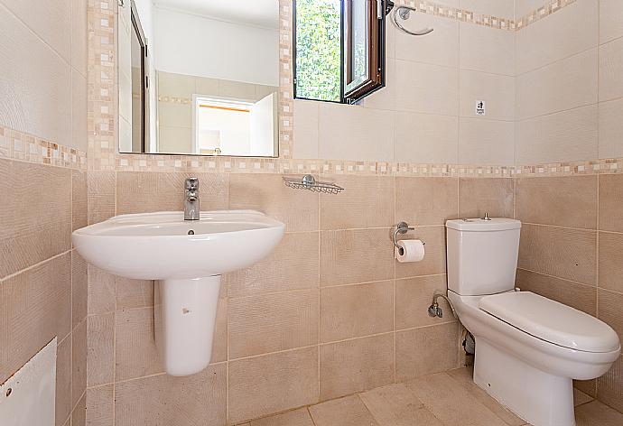 Family bathroom with shower . - Ekklisies Dio . (Fotogalerie) }}