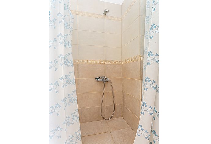 Family bathroom with shower . - Ekklisies Dio . (Fotogalerie) }}