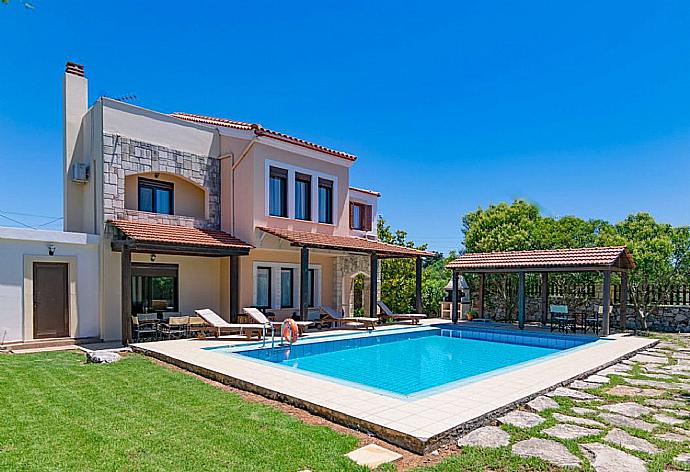 ,Beautiful villa with private pool and terrace . - Ekklisies Tria . (Fotogalerie) }}