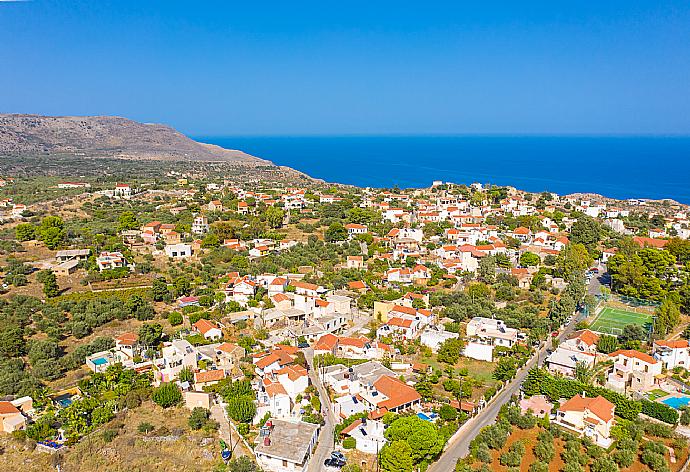 Aerial view of Kefalas . - Ekklisies Tria . (Fotogalerie) }}